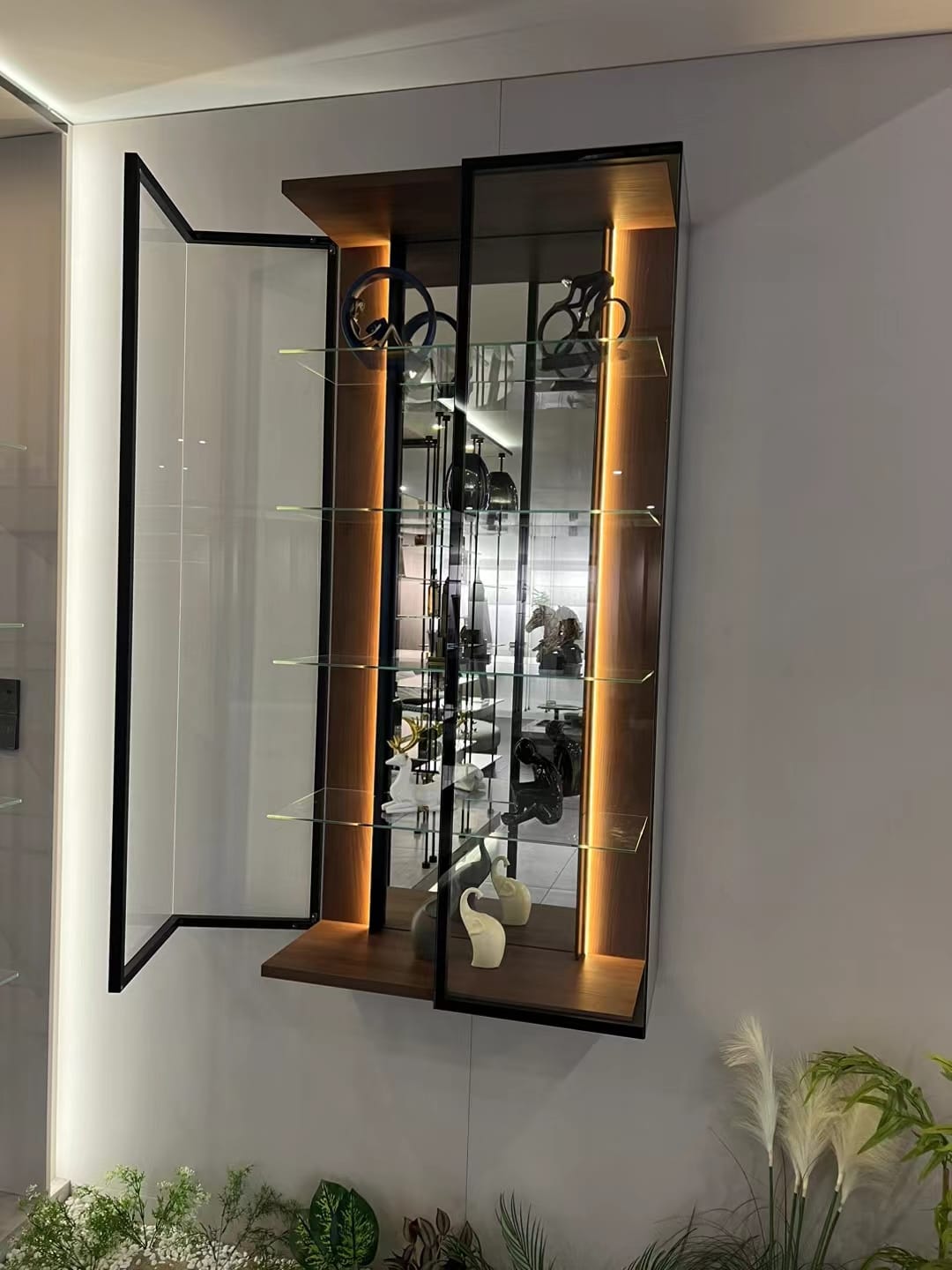Customized glass display cabinet (128)