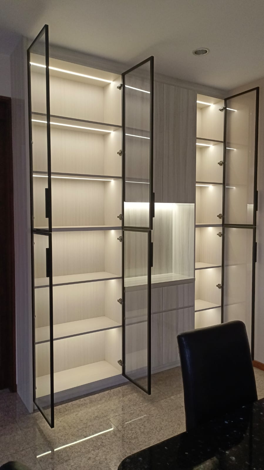 Customized glass display cabinet (114)